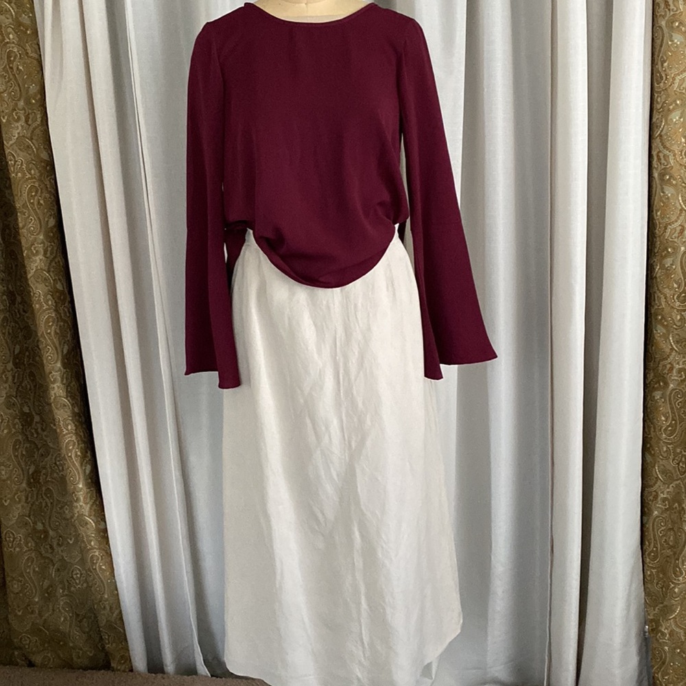 Linen- rayón maxi skirt , back zipper and side elastic.